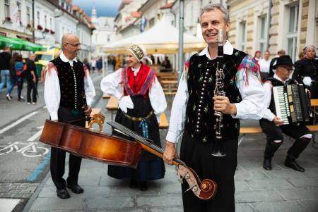 Presenetljiv odziv ob prvem dnevu praznovanja 50. Dnevov narodnih noš in oblačilne dediščine v Kamniku (10)